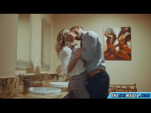 ❤️ Nuair a mheallann blonde busty tú i seomra scíthe poiblí ☑  Porn  linn ❌️